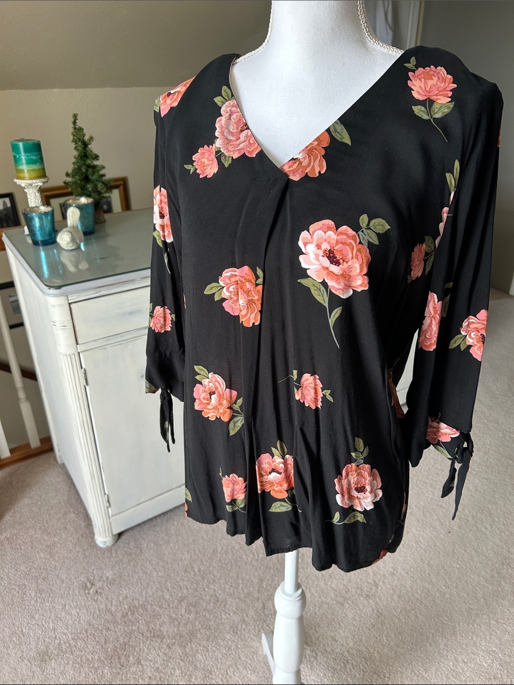 Brian & Em Black Floral V-Neck Women's Blouse with Tie Sleeves, size Large